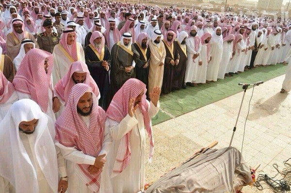 بالصور.. آلاف في جنازة الشيخ المدخلي بجازان