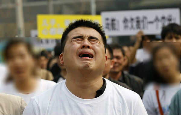 بالصور.. اشتباكات بين أقارب ركاب الطائرة المفقودة والشرطة الصينية