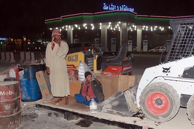 بالصور.. مقاول يغلق الطريق المؤدي للدرعية