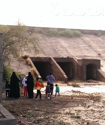 بالصور.. عائلات يصحبون أطفالهم إلى بطون الأودية وقت هطول المطر بالطائف