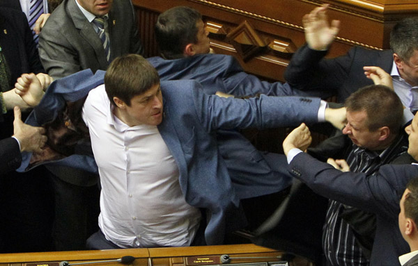 بالصور.. مشاجرة في البرلمان الأوكراني