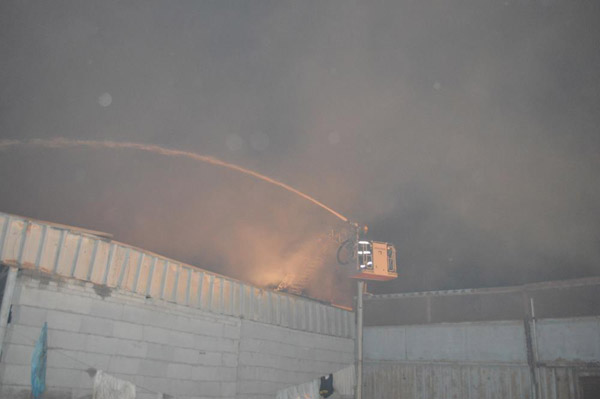 “مدني جدة” يسيطر على حريق مستودع الإسفنج بحي الخمرة