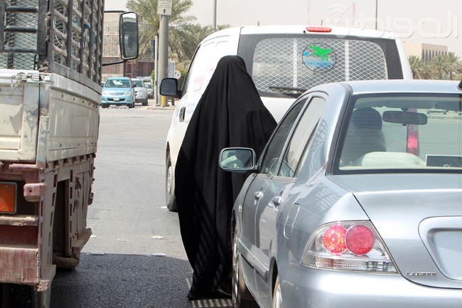 بالصور.. متسولات أجنبيات يتخفين بالزي السعودي لاستعطاف المجتمع