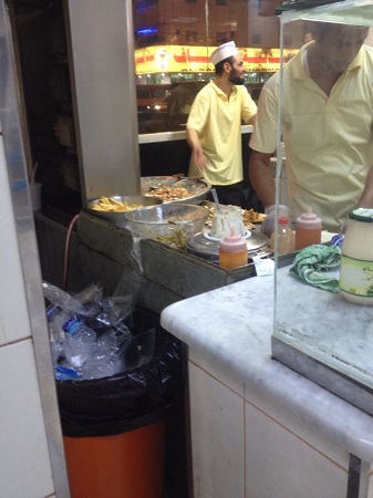 بالصور.. مطعم في الخرج يجهز الشاورما بجانب القمامة