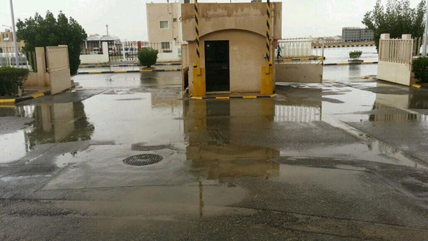 بالصور.. أمطار على الجوف والرياح تحطّم محطة على طريق حائل_الجوف