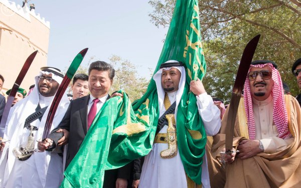شاهد.. خادم الحرمين والرئيس الصيني يؤديان العرضة السعودية