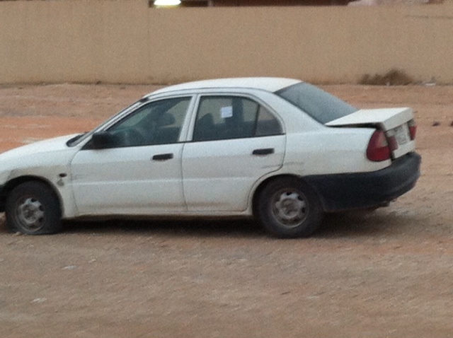 “المواطن” يسأل: متى تختفي السيارات التالفة من دائري الرياض الغربي؟