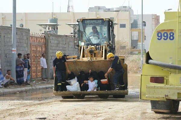 “مدني مكة”: وفاة شخص وفك احتجاز (43) وإنقاذ (36) سيارة