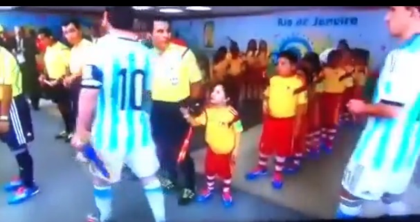 بالصورة.. ميسي يحرج طفلاً قبل مباراة الأرجنتين والبوسنة