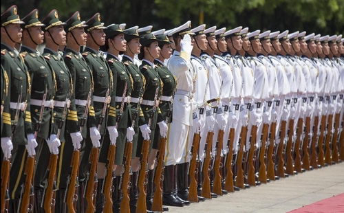 الجيش الصيني يسمح بالنساء في حرس الشرف الخاص