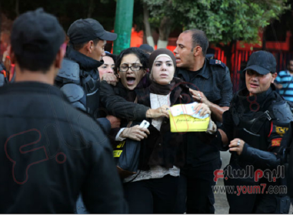 بالفيديو والصور.. الشرطة المصرية تسحب ناشطة سياسية أثناء القبض عليها