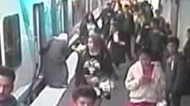 بالفيديو والصور.. نجاة طفلة سعودية من الدهس تحت عجلات قطار بأستراليا