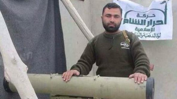 “داعش” تنشر صوراً لقطع رأس أحد أفضل عناصر الجيش الحر