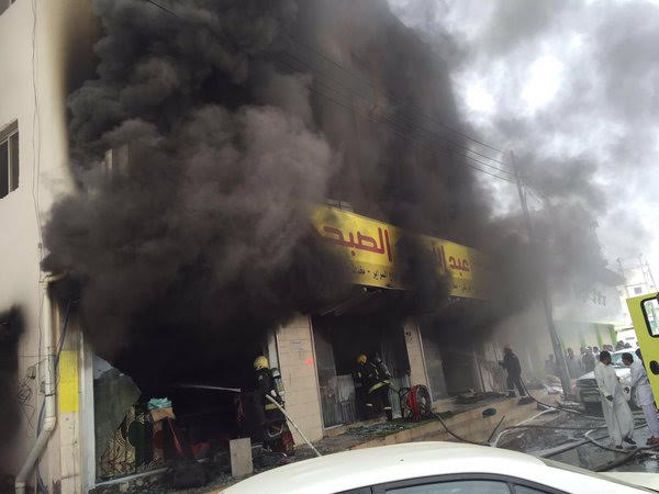 بالصور.. حريق يلتهم محلاً للمفروشات في #أملج