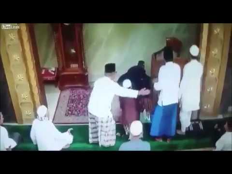 لحظة وفاة إمام مسجد على المنبر