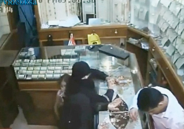 بالفيديو والصّور.. طفلة السّادسة تسرق محلّ مجوهرات في لمح البصر