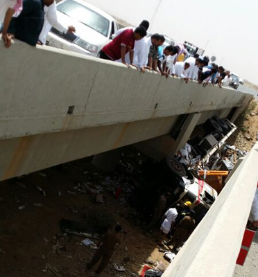 سقوط شاحنة عملاقة من أعلى جسر في حادث تصادم بالدرب