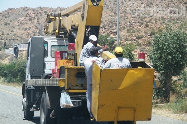 بالصور.. عمال كهرباء يعرضون حياتهم للخطر