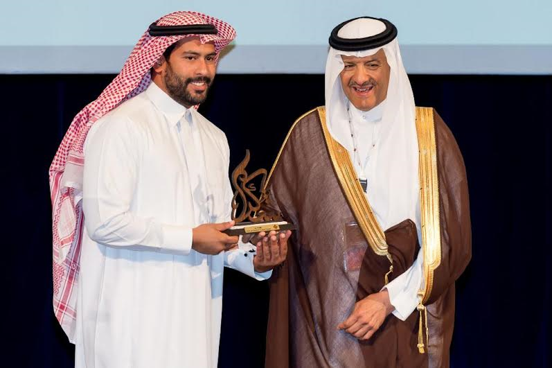 سلطان بن سلمان يكرم الفنان العالمي عبدلله قنديل