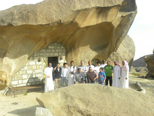 بالصور.. طلاب جامعة الباحة يتعرفون على آثار المخواة