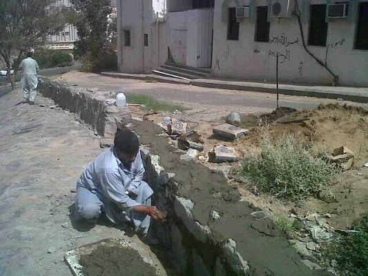 أمانة الطائف تبني جدار المسجد المنهار بـ”وشحاء”