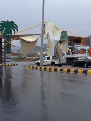 بالصور.. سقوط أغطية مظلات مدخل محايل عسير بسبب الأمطار