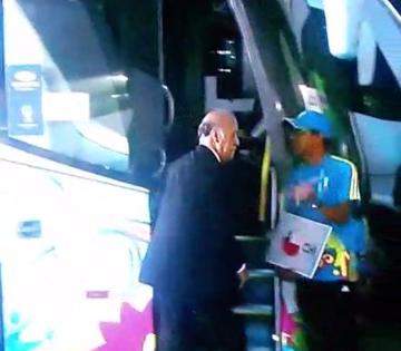 (BBC) تلتقط صورة لـ”ديل بوسكي” وهو يركب حافلة منتخب “تشيلي”