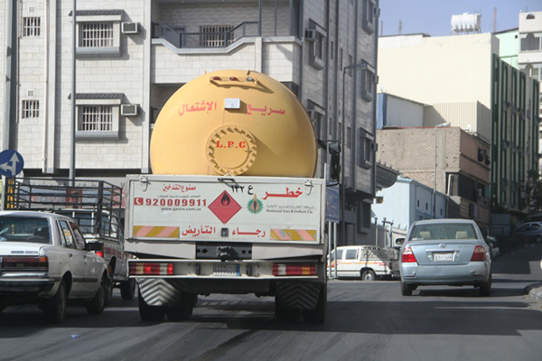 بالصور.. أهالي الطائف يتخوفون من مرور شاحنات الغاز الكبيرة