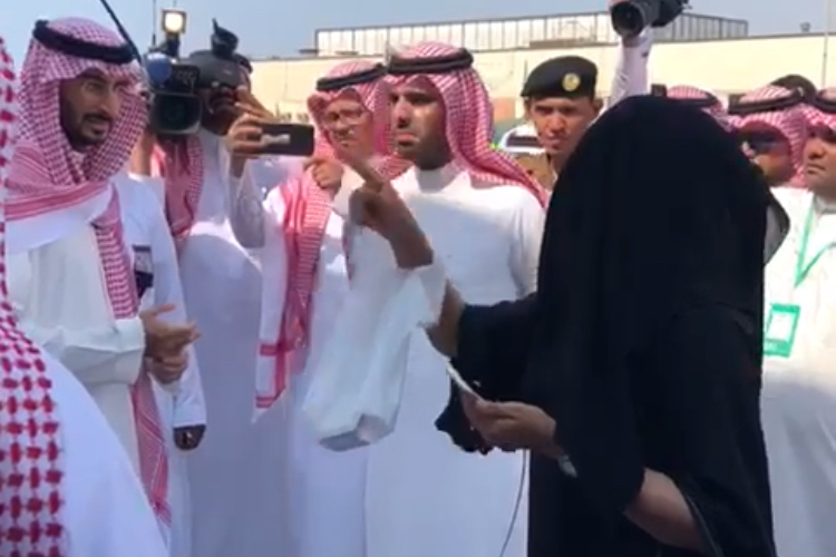 شاهد بالفيديو.. طالبة جامعية تستوقف نائب أمير مكة وتوجِّه له رسالة