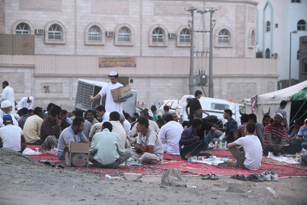 متطوعون من شباب الطائف يوفرون وجبات إفطار للعمال