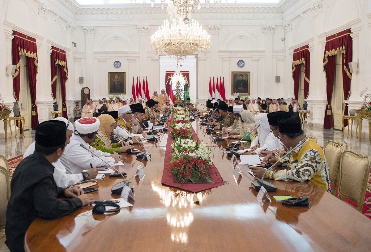 الملك في لقاء أبرز الشخصيات الإسلامية في إندونيسيا: العقيدة الواحدة تربطنا