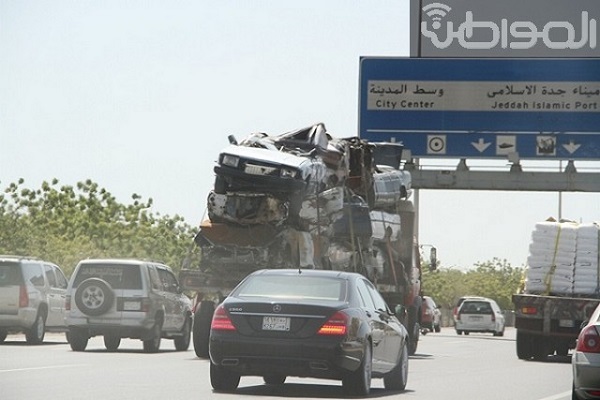 في مكة.. حمولات الشاحنات الزائدة تهدد حياة المارة