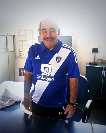 نيفيز ينشر صورة للأسطورة ريفيلينو بقميص الزعيم