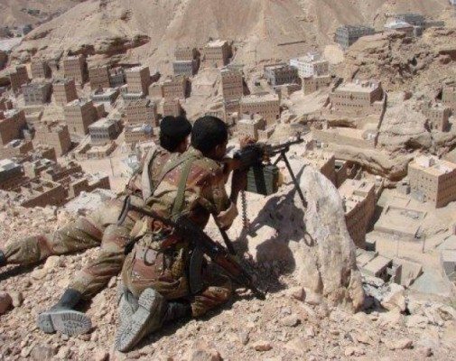 مقتل وإصابة 22 جندياً يمنياً أثناء تأديتهم صلاة المغرب