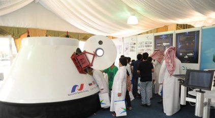 أطلع أكثر من 1000 طالب على أول كبسولة فضائية تصل إلى منطقة الشرق الأوسط ، جلبتها مدينة الملك عبدالعزيز للعلوم والتقنية خلال فعاليات أسبوع العلوم والتقنية الذي تنظمه المدينة بمقرها في الرياض