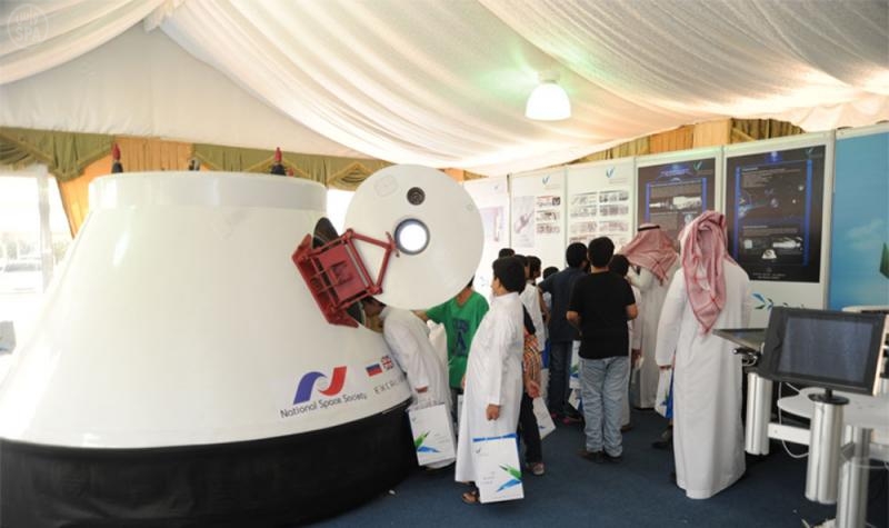 أطلع أكثر من 1000 طالب على أول كبسولة فضائية تصل إلى منطقة الشرق الأوسط ، جلبتها مدينة الملك عبدالعزيز للعلوم والتقنية خلال فعاليات أسبوع العلوم والتقنية الذي تنظمه المدينة بمقرها في الرياض - المواطن
