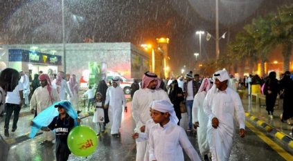 أمطار الجنادرية تجبر العائلات على المغادرة