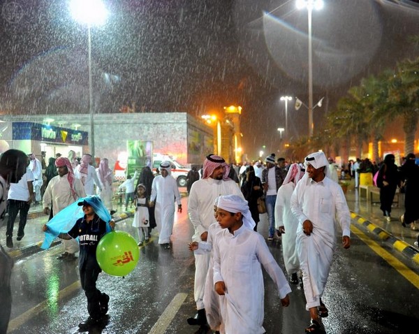 أمطار الجنادرية تجبر العائلات على المغادرة