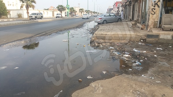 بالصور.. تسرب مياه يحاصر المحلات بطريق الملك عبدالله بـ”جازان”
