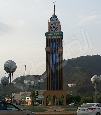 مجسم ساعة مكة يزين دوار الشعبين برجال ألمع