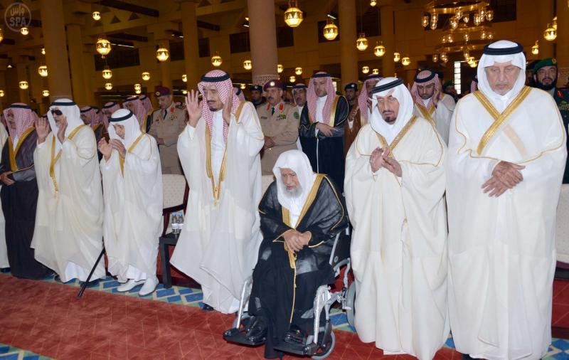 ولي العهد يؤدي صلاة الميت على الأمير محمد بن عبدالله بن جلوي