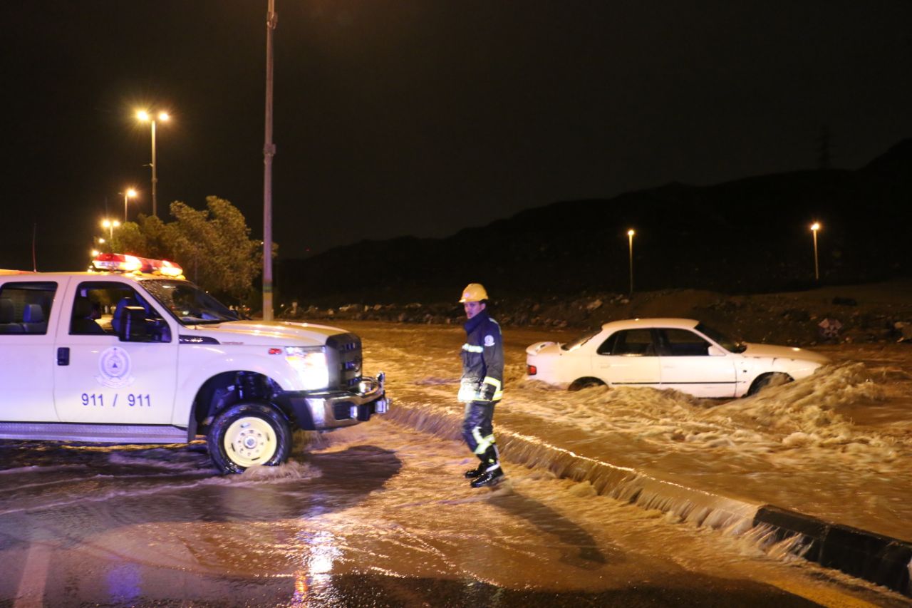 بالصور.. مدني مكة يباشر عددًا من الاحتجازات بسبب الأمطار