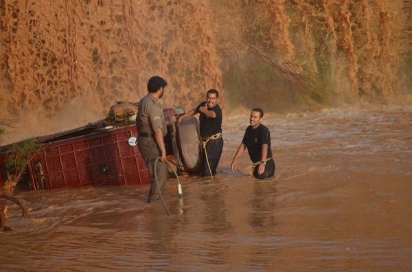 بالصور.. مدني الجوف يباشر 21 حالة احتجاز سببتها الأمطار