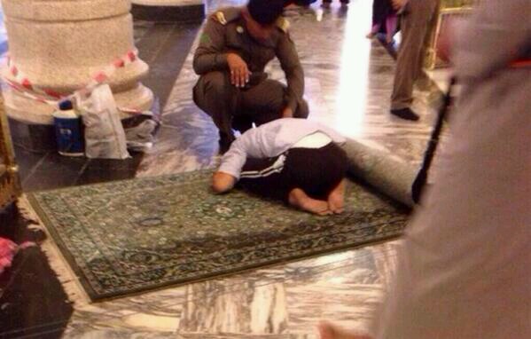 بالصورة.. وفاة طفل ساجداً بالمسجد الحرام