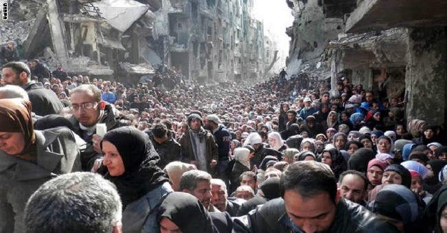 صورة تلخص معاناة المحاصرين وسط دمار مخيم اليرموك الدمشقي