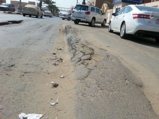 بالصور.. تصدعات شوارع “جرادية صامطة” تثير استياء الأهالي