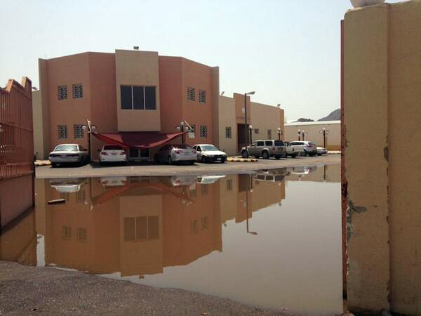 بالصورة.. مركز صحي الجرف بالمدينة يغرق في مياه الأمطار