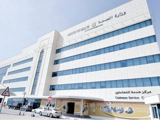 الصحة الإماراتية تحظر خروج الأطباء للشوارع بالزي الطبي
