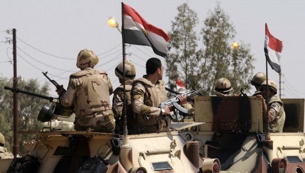 قوات الجيش المصري تقتحم جامعة المنصورة لأول مرة لتفريق مظاهرة لأنصار الإخوان
