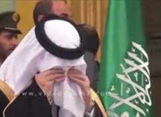 بالفيديو.. السفير السعودي بالقاهرة يبكي أثناء استقباله للمعزين